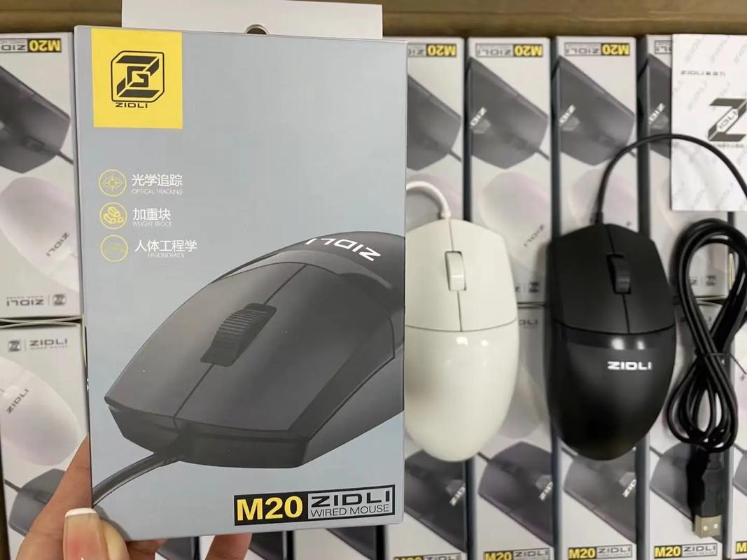 简约办公桌面上的鼠标设备