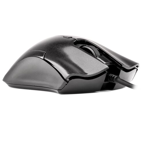 游戏和办公环境中的电脑设备