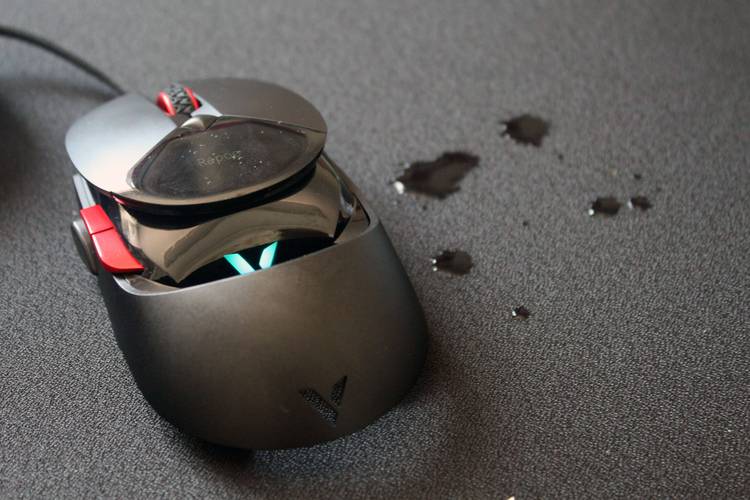 电脑桌面上的游戏操作场景