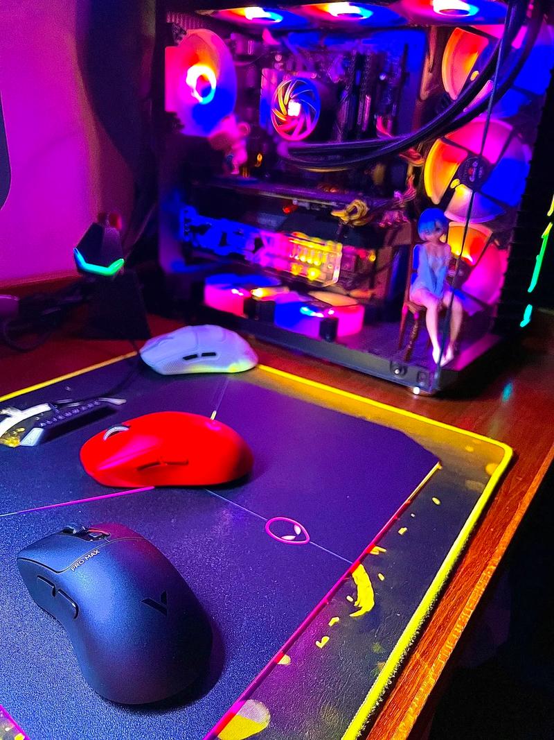 选购电脑外设的办公场景