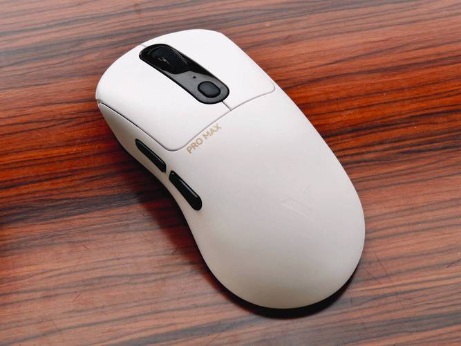 办公桌上的笔记本与鼠标