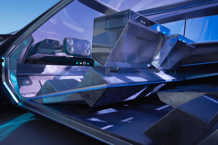 办公桌面上的鼠标与键盘