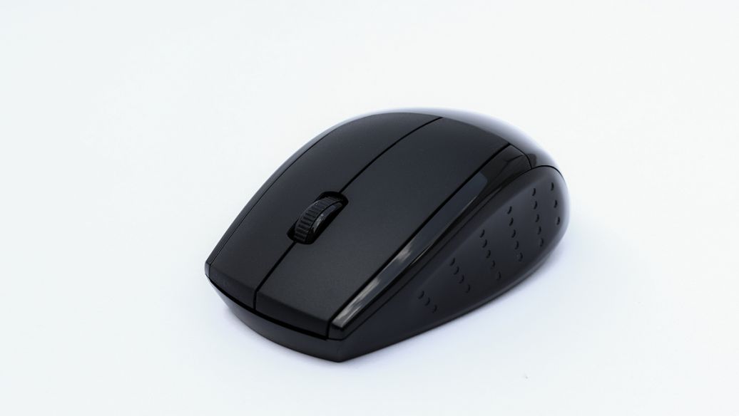 桌面办公环境中的电脑设备