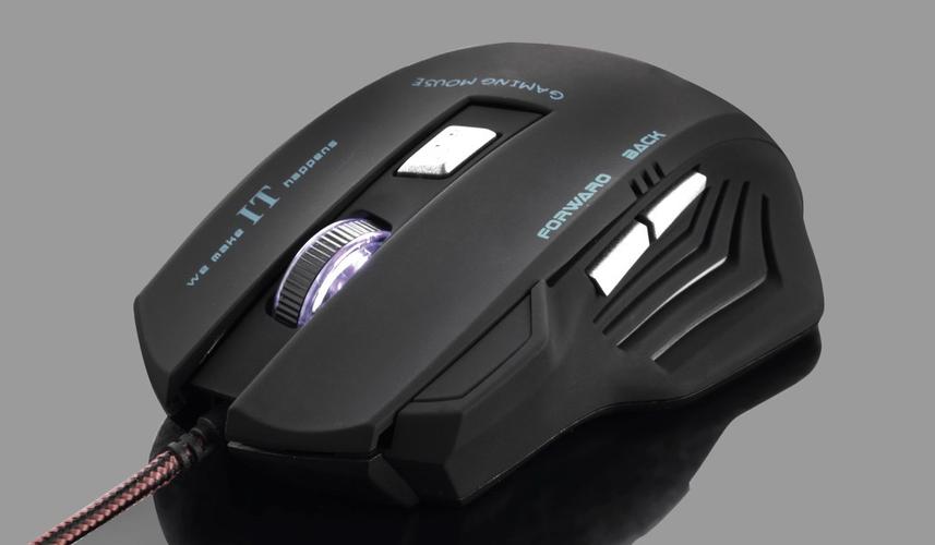 科技感桌面环境中的电脑外设