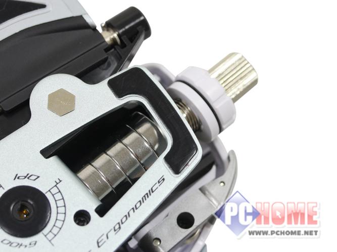 玩家在电脑前使用游戏鼠标