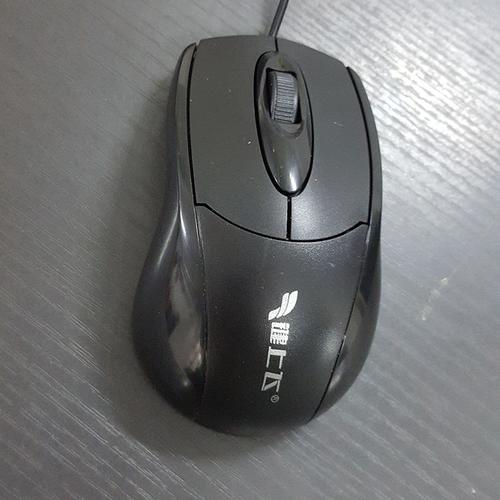 预算型电脑外设桌面