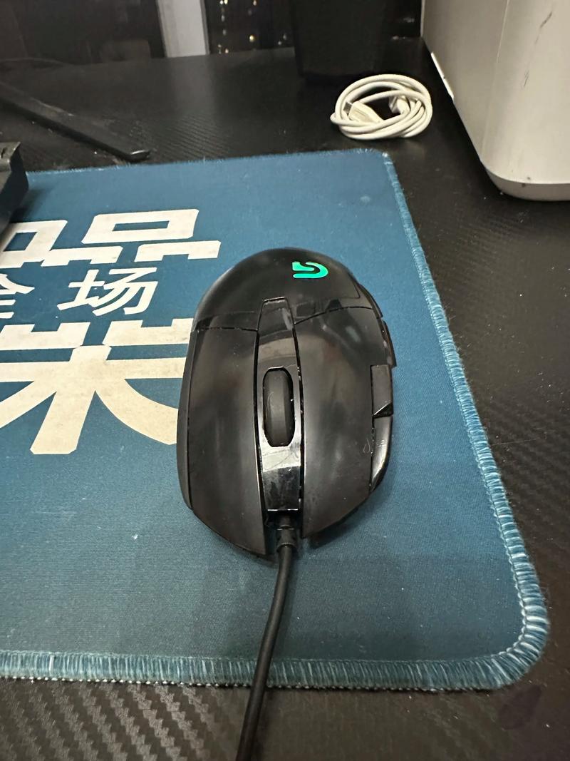 办公桌上的电脑与鼠标