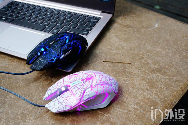 有线外设连接电脑桌面