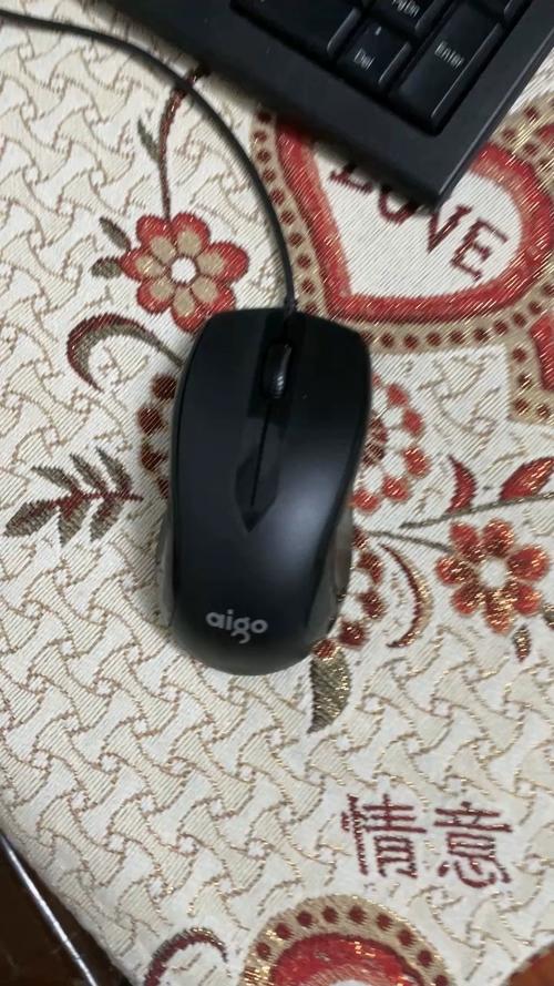 办公桌面上的鼠标和笔记本电脑