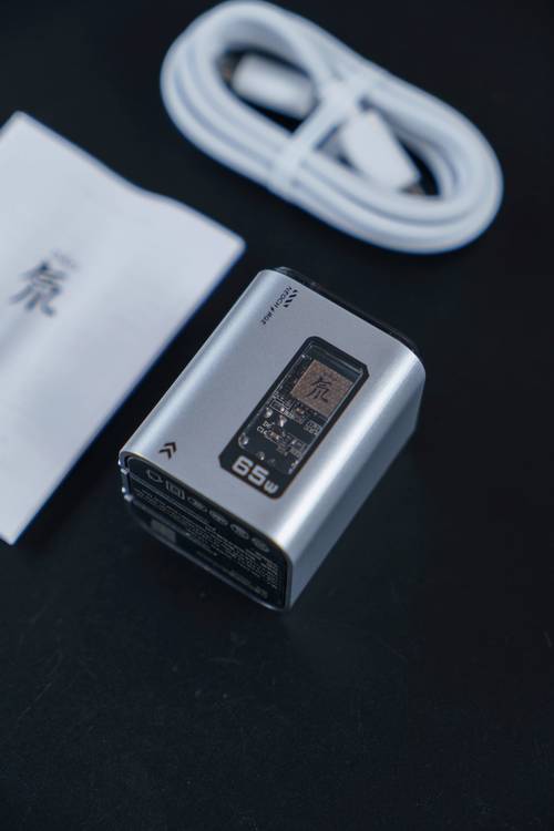 笔记本电脑旁的便携鼠标