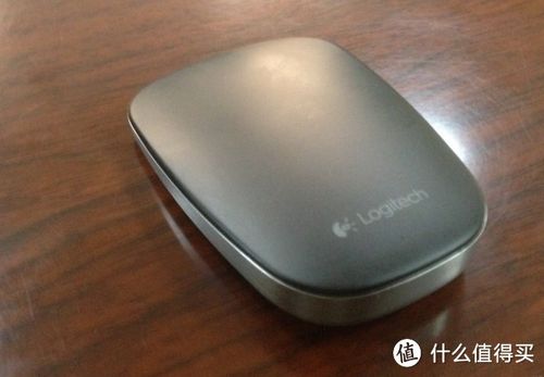 桌面上的鼠标与笔记本电脑特写