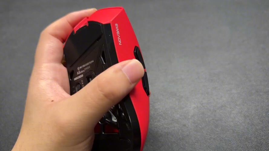 简洁桌面上的无线鼠标外观展示