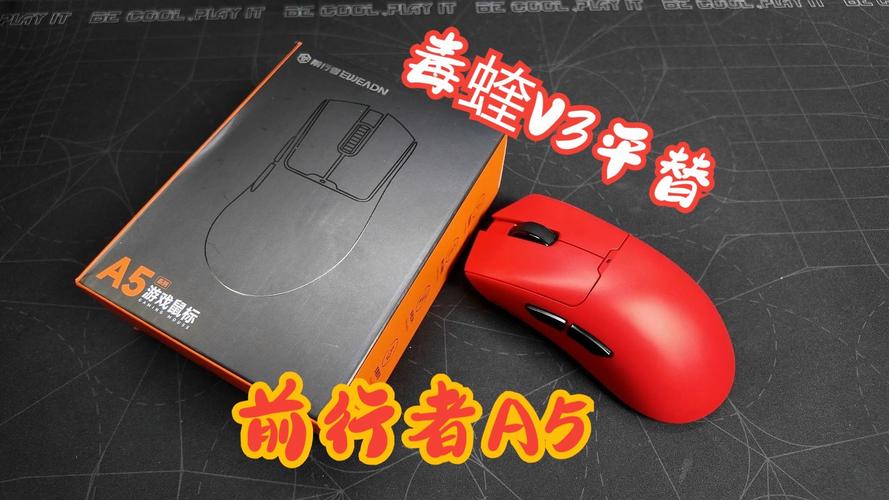 科技桌面上的键鼠与笔记本设备