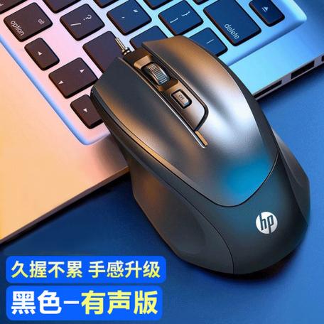 简洁办公桌面上的外设产品