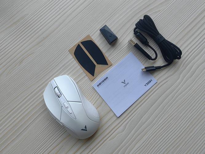 雷柏V300W双模RGB游戏鼠标评测:百元级里把无线、性能和颜值都做全了