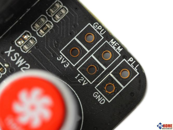 桌面电脑与线缆连接场景