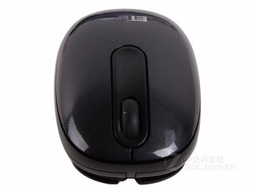 简洁桌面上的电脑外设与办公环境