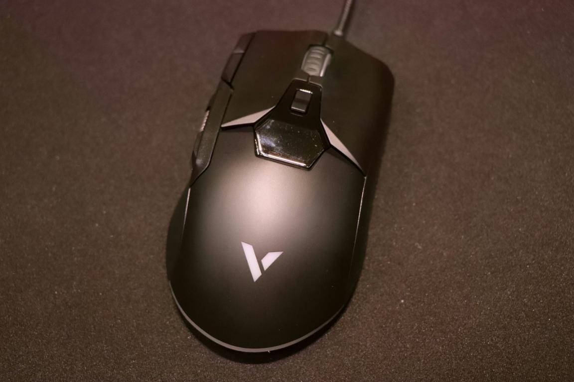 桌面科技设备与线材整理场景