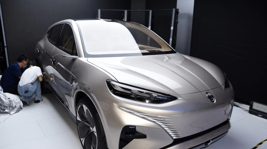 办公场景中的电脑与鼠标使用