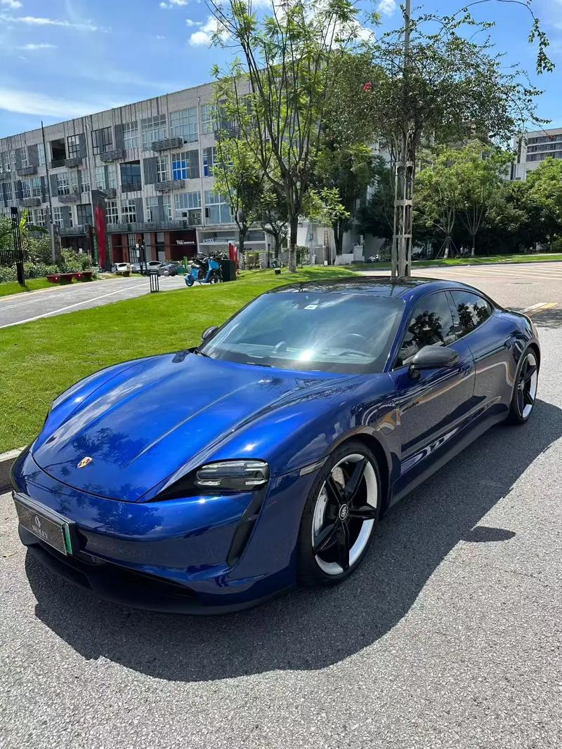 科技桌面与鼠标产品氛围图