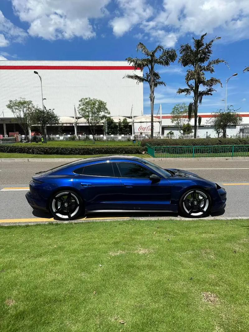 鼠标与键盘的办公桌面