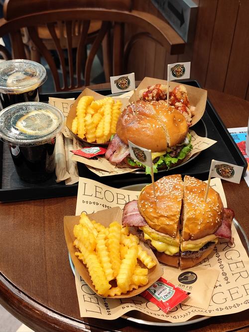 办公桌上的电脑外设