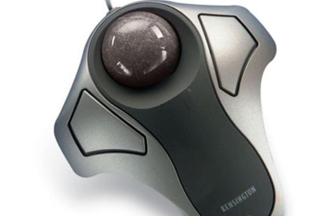 桌面上的笔记本电脑与外设