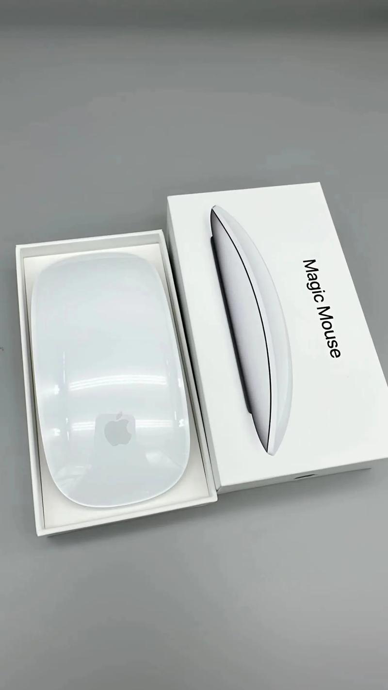 笔记本电脑旁的外设设备