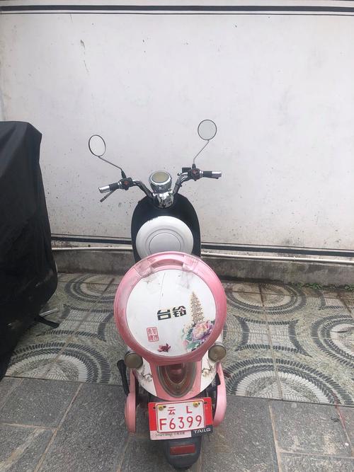 笔记本电脑与键盘的办公场景