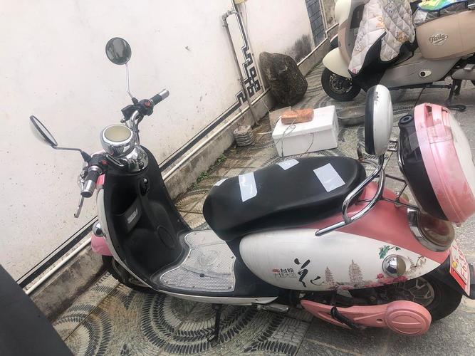 桌面上的电脑与工作设备