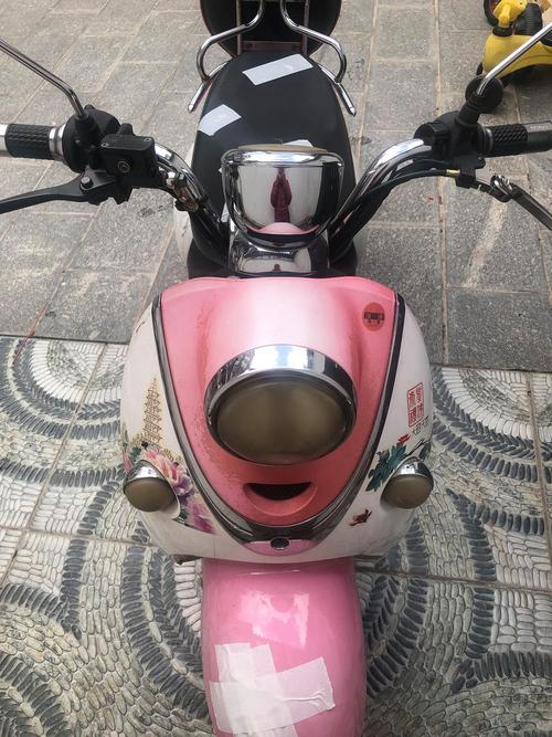 显示器前的办公场景