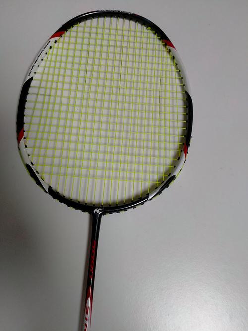 办公桌上的笔记本电脑与外设