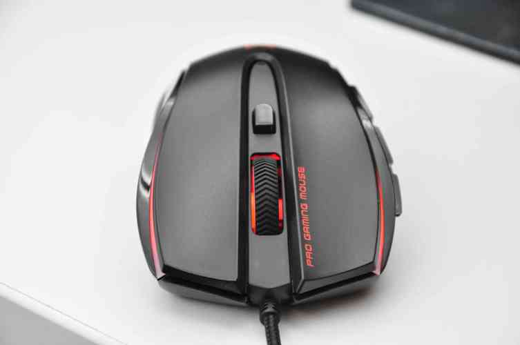 雷柏 V300C 光学游戏鼠标评测：3000DPI 四档切换，百元内竞技入门更实用