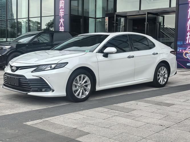 用户在桌面电脑前选择外设的场景