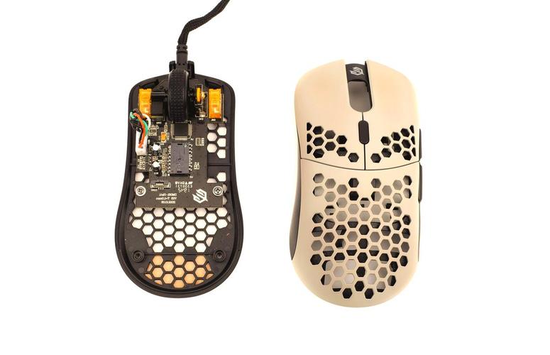 笔记本电脑旁的鼠标使用场景