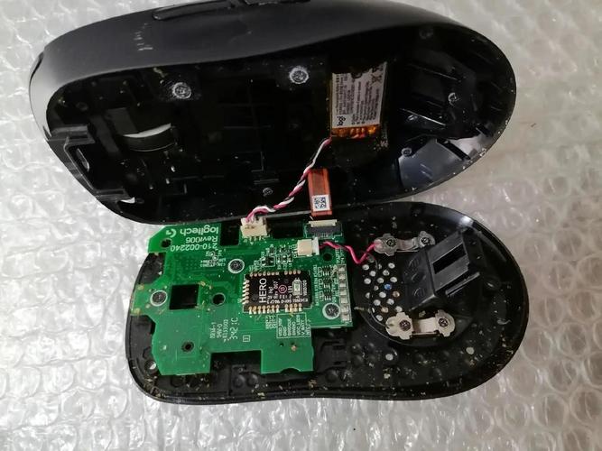 现代办公桌上的无线鼠标与键盘