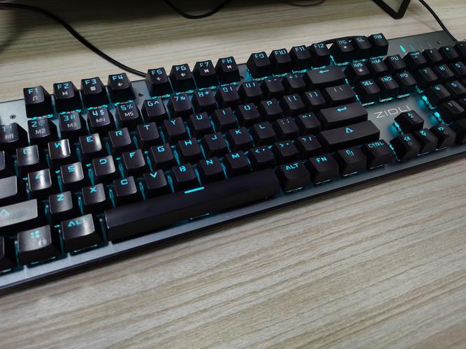 办公桌上的电脑外设细节