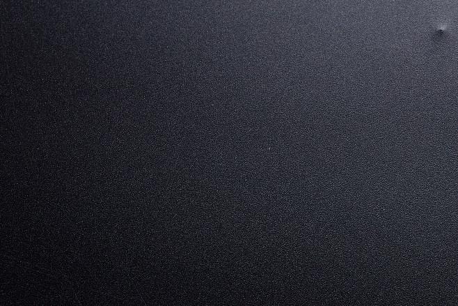 办公桌上的电脑与外设设备