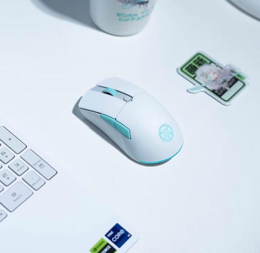 笔记本电脑旁的无线外设