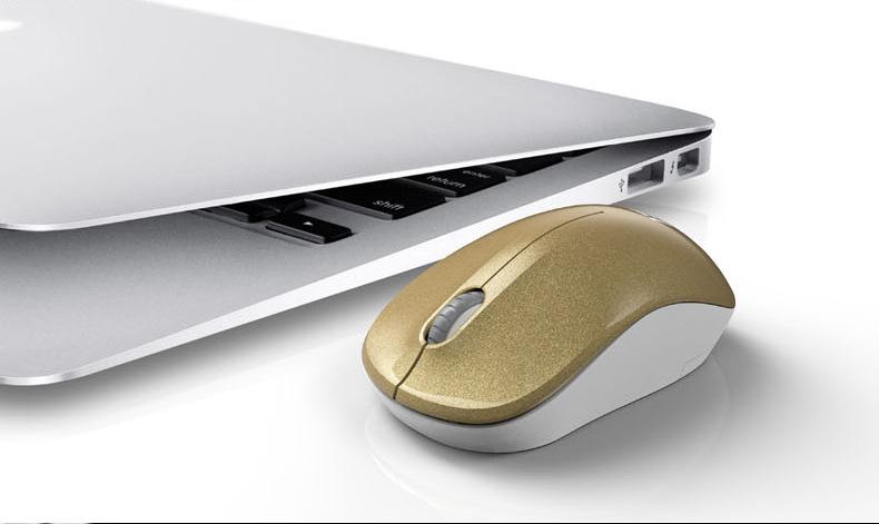 电脑桌面上的办公操作场景