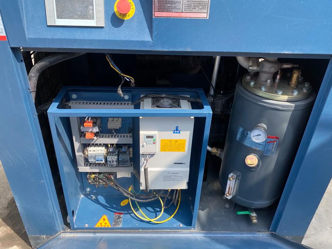 电脑桌面上的无线鼠标和笔记本