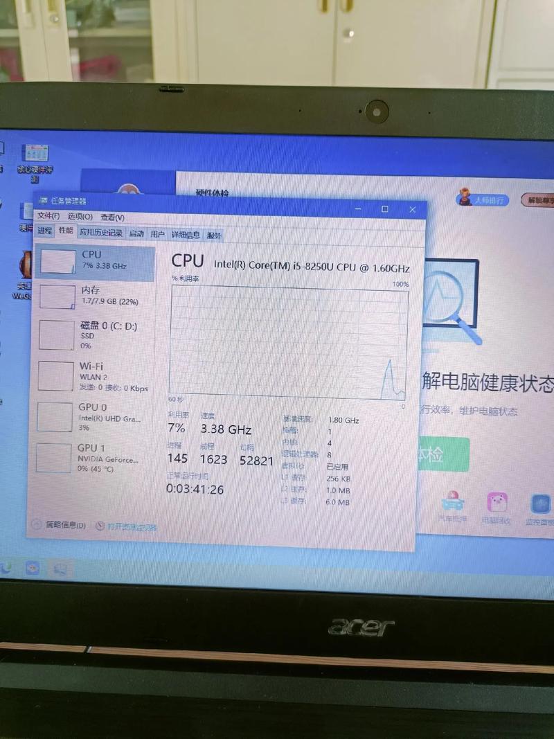 办公桌上的笔记本与无线鼠标
