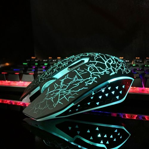 电脑桌面上的有线鼠标