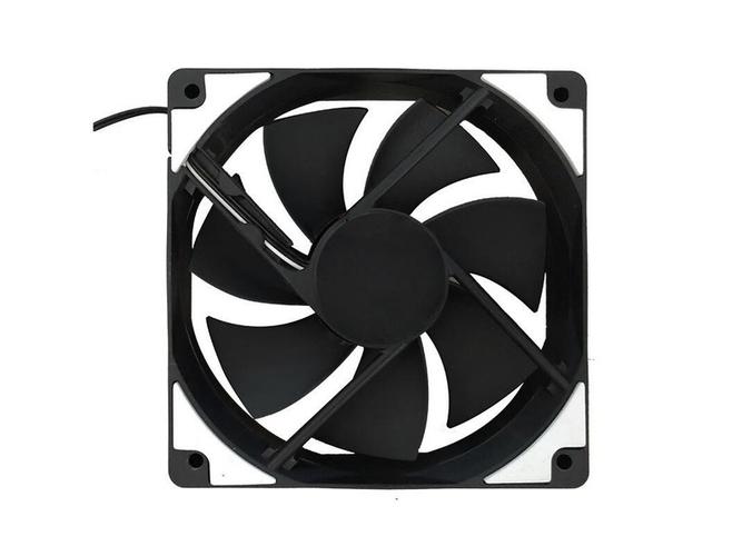 电脑风扇与主板硬件细节图