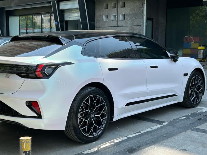 电脑硬件性能与散热测试场景