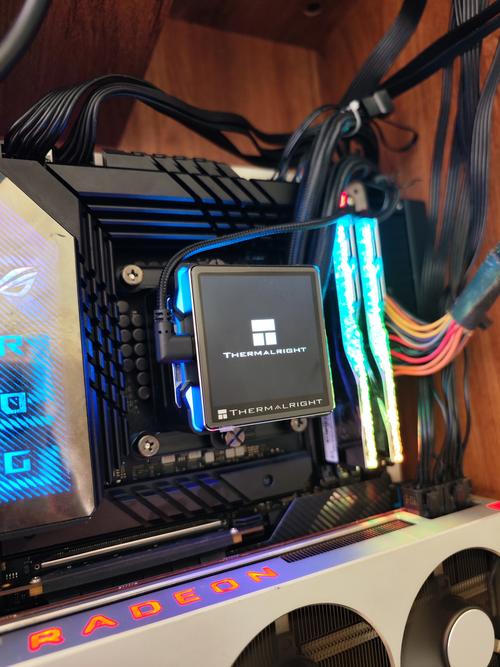 电脑内部散热器与机箱空间示意