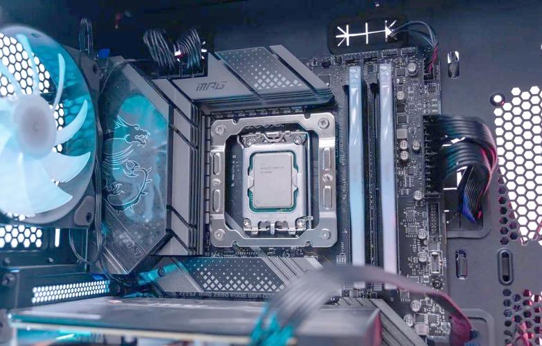 电脑内部风冷散热与灯光环境