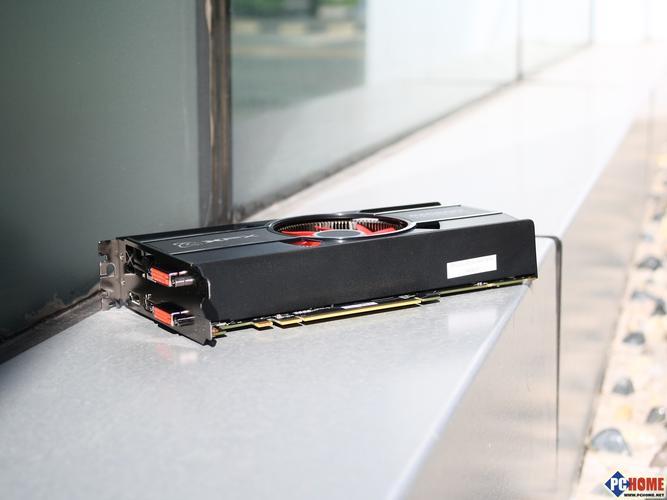 游戏中的电脑显示器与键盘