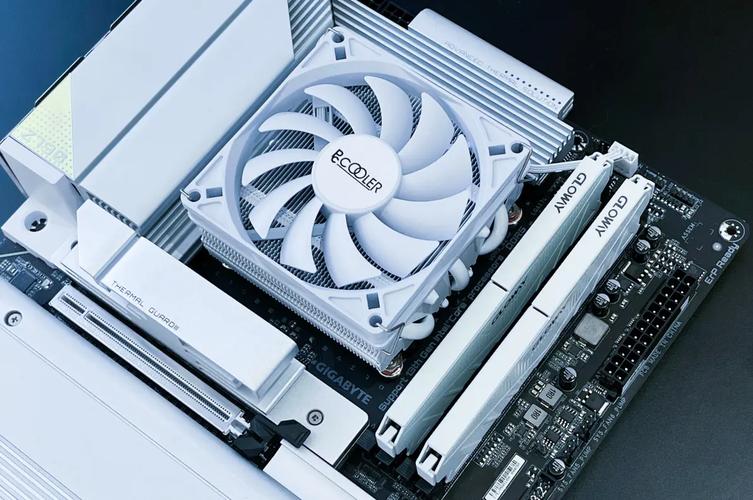 紧凑型电脑主板与硬件布局