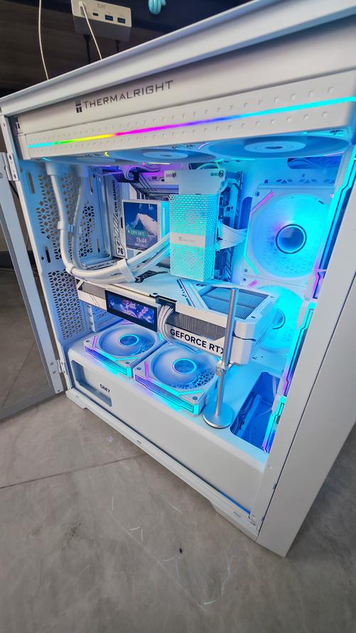 电脑硬件组装和规格展示图